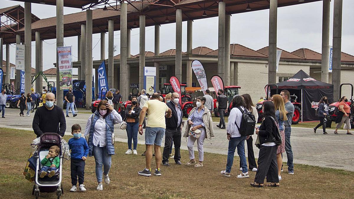 Decenas de personas aprovecharon la jornada inaugural para visitar la feria.   | // BERNABÉ/ANA AGRA