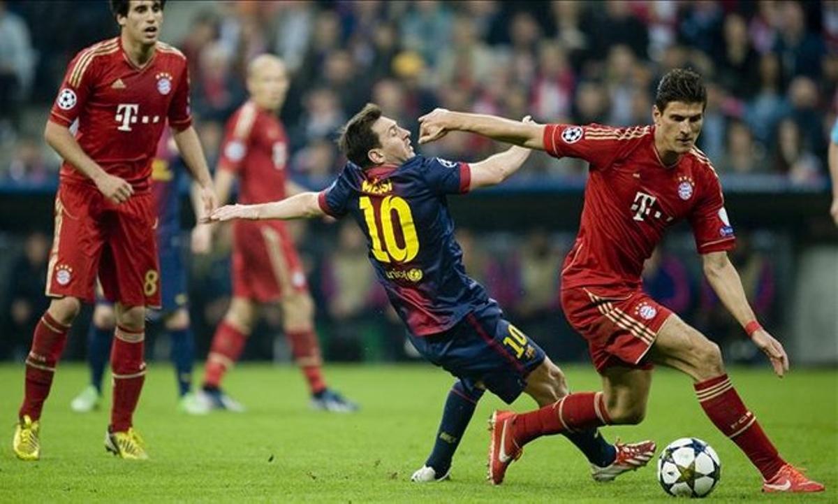 Gómez s’anticipa a Messi, en el partit de semifinals de la Champions, l’abril passat, entre el Bayern Munic i el Barça. Gómez s’anticipa a Messi, en el partit de semifinals de la Champions, l’abril passat, entre el Bayern Munic i el Barça.