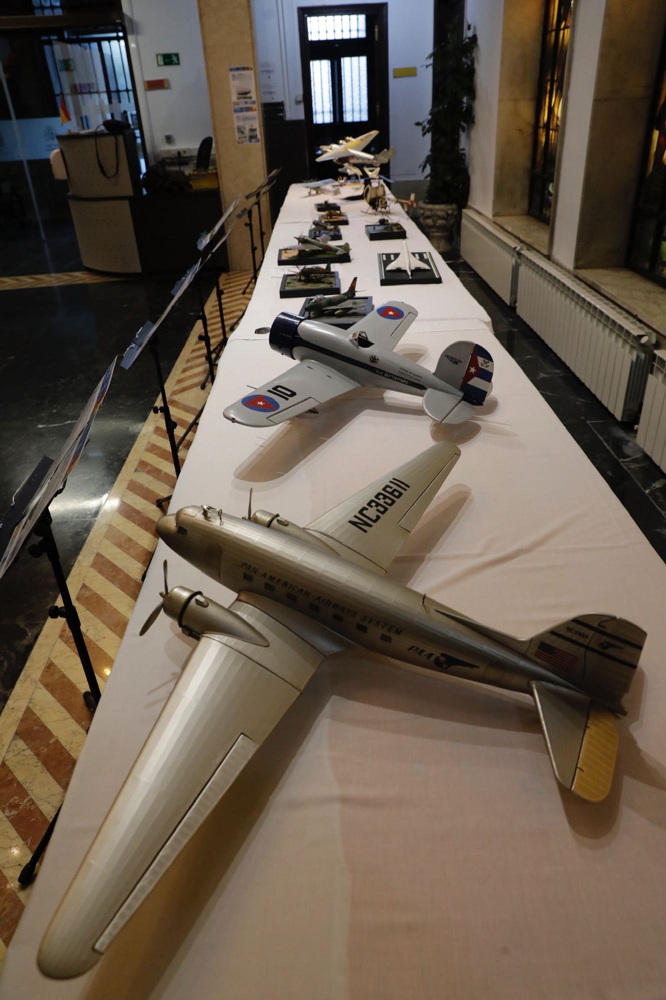 Una historia de la aviación en miniatura: así es la exposición de maquetas de la Delegación de Defensa