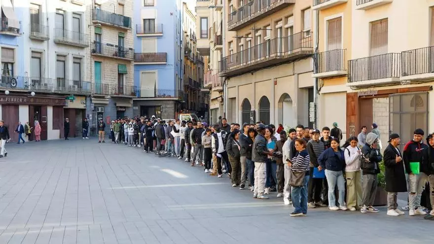 VÍDEO | Cua quilòmetrica per la regularització de migrants a Manresa