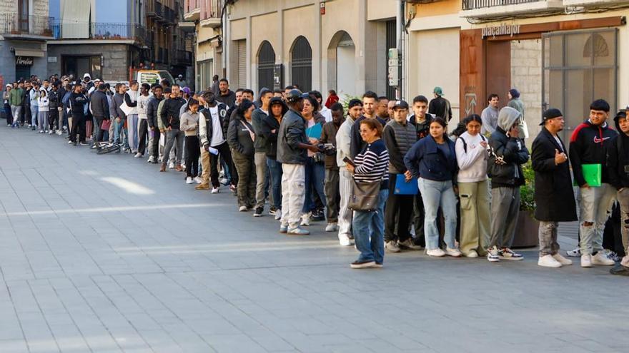 VÍDEO | Cua quilòmetrica per la regularització de migrants a Manresa
