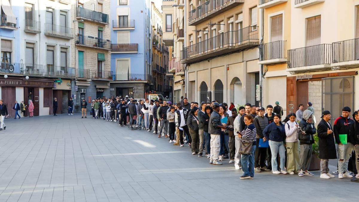 VÍDEO | Cua quilòmetrica per a la regularització de migrants a Manresa