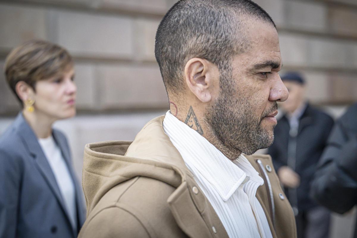 Dani Alves acude a firmar a la Audiencia de Barcelona para cumplir con las medidas impuestas para su libertad