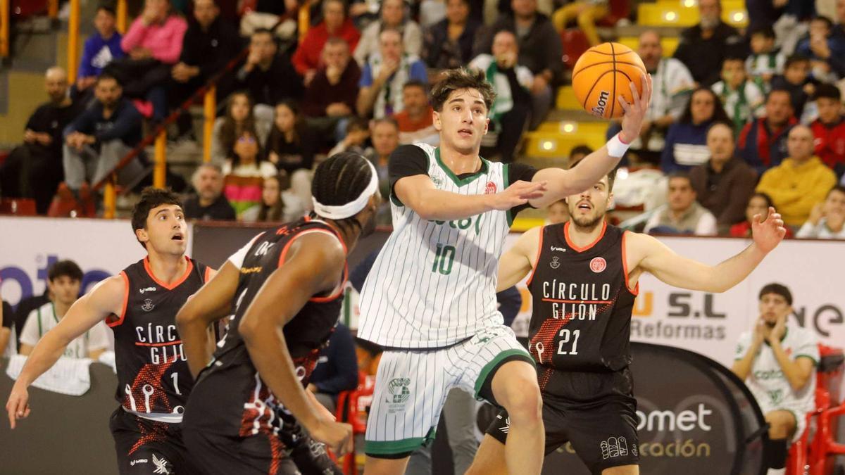 El base cordobés Gonzalo Orozco intenta un lanzamiento en un partido de esta temporada.