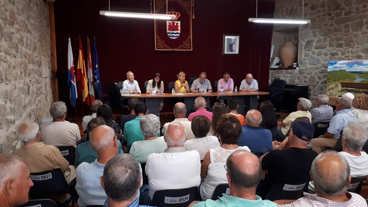 La delegada de la Junta durante la reunión con los vecinos de Fermoselle