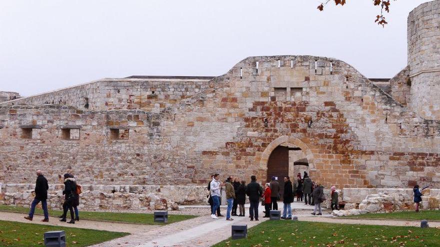 Numerosos turistas, junto al entorno del Castillo