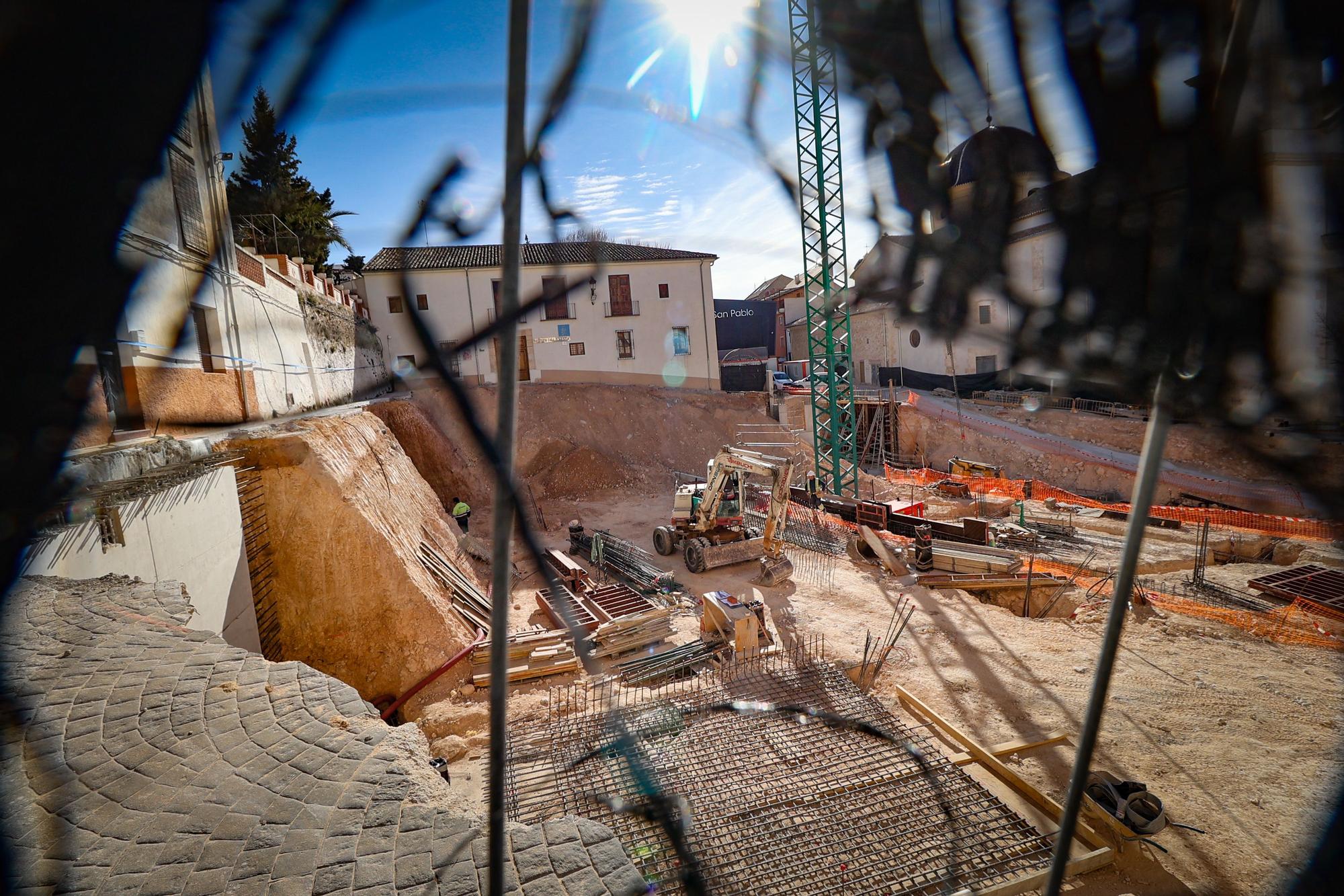 La plaza de la Iglesia de Ibi muestra sus entrañas en sus obras de reforma