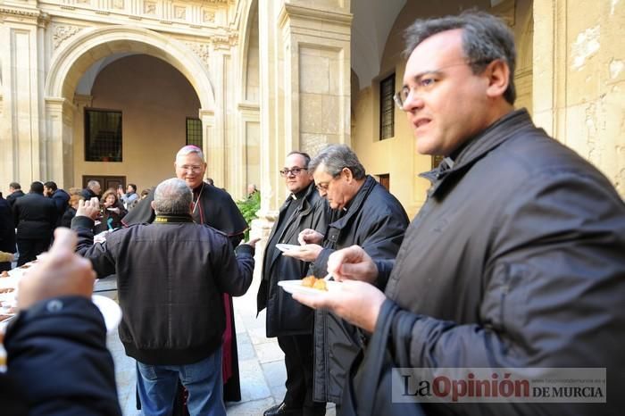 Reparto de boniatos en el Palacio Episcopal por San Fulgencio