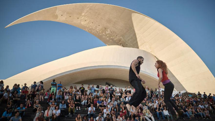 Detalle del espectáculo de danza de la compañía Alicia Soto-Hojarasca.