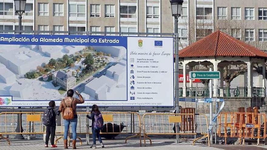 Dos grandes carteles muestran el proyecto de reforma. Abajo, poda. // Bernabé/J.Carlos Asorey