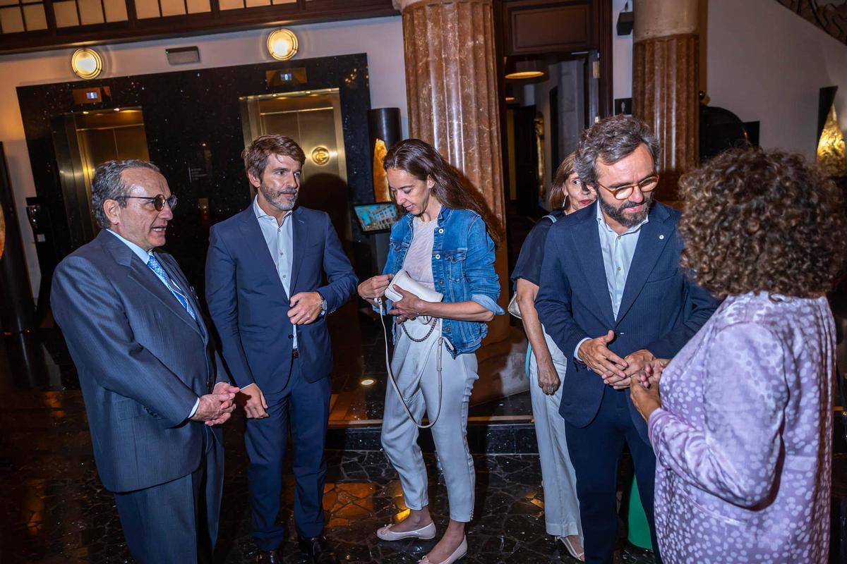La editorial Alba brinda por sus 30 años. En la foto, el presidente de Prensa Ibérica Javier Moll, el director general de Prensa Ibérica Sergi Guillot, la presidenta ejecutiva de Holaluz Carlota Pi y el CEO de Prensa Ibérica Aitor Moll.