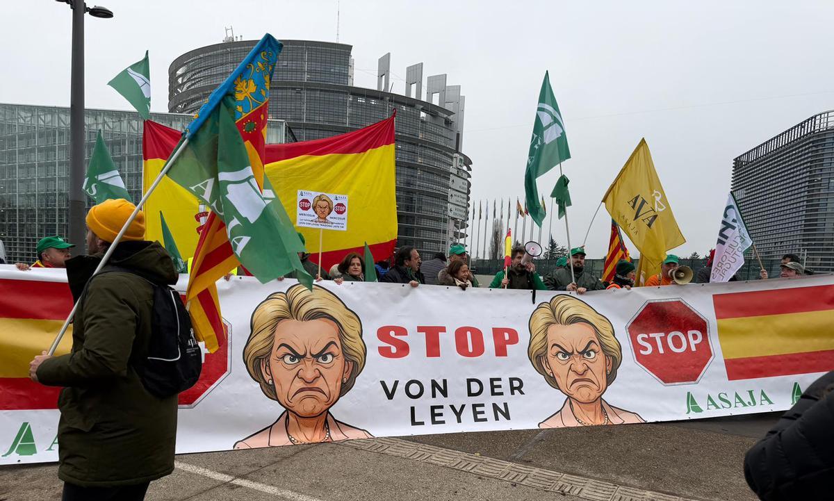 Agricultores valencianos durante la última protesta por el acuerdo entre la UE y Mercosur en Estrasburgo.