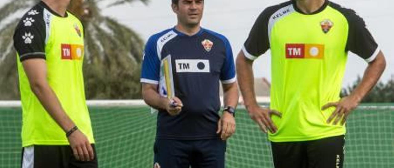 Alberto Toril, ayer, en el entrenamiento junto a Luis Pérez y Lolo.