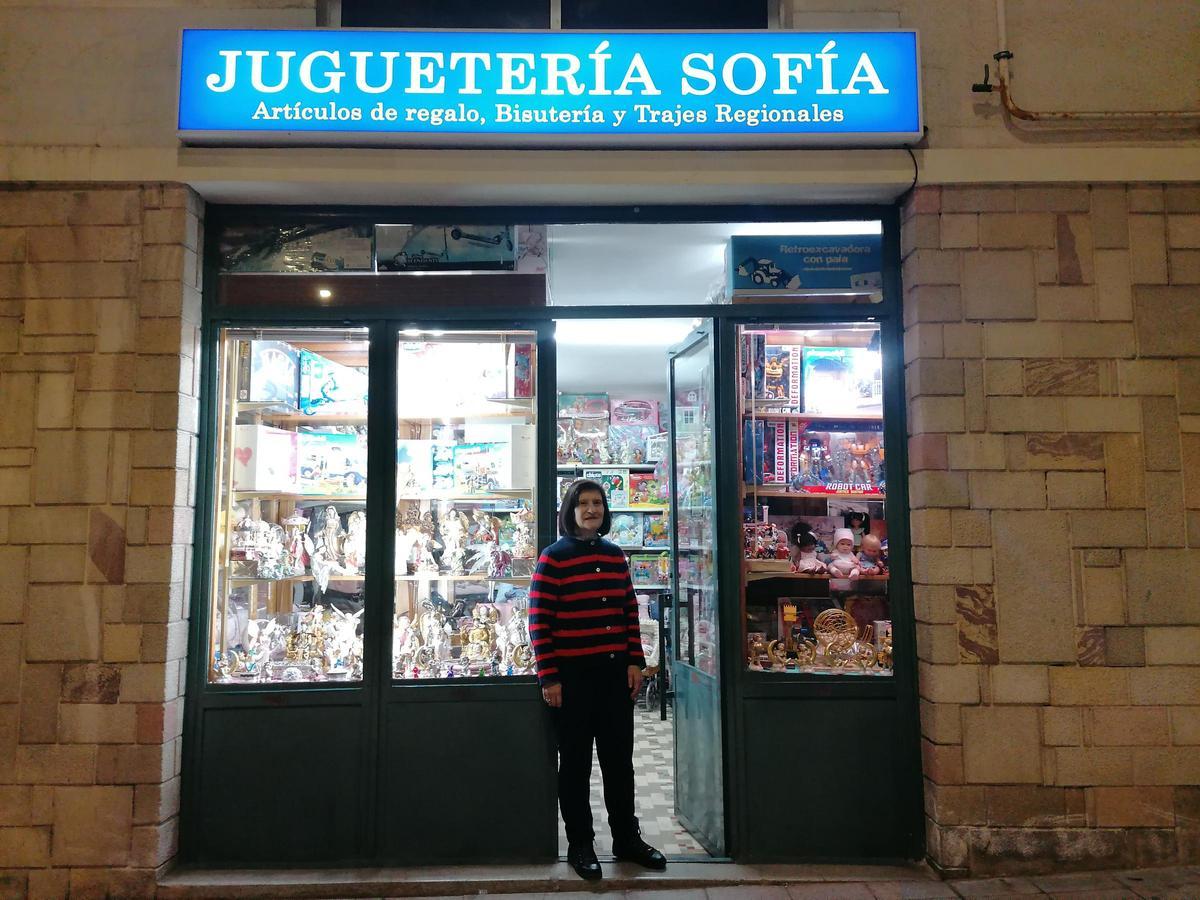 García posa en la fachada de su comercio, que conserva el antiguo rótulo.