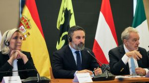El presidente de Vox, Santiago Abascal Vox, junto a la líder de Agrupación Nacional, Marine Le Pen.