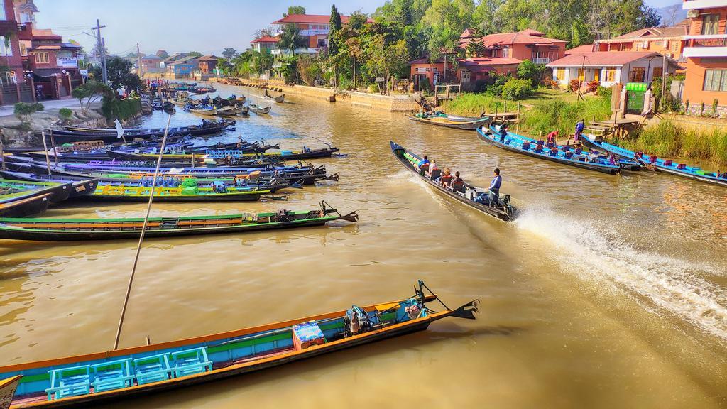 Barcas en el lago Inle.