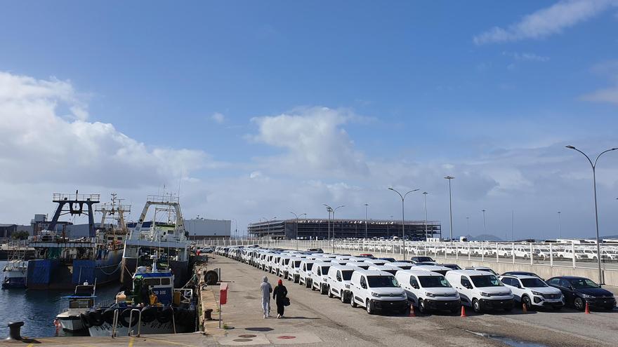 Los vehículos desbordan de nuevo la terminal de Bouzas