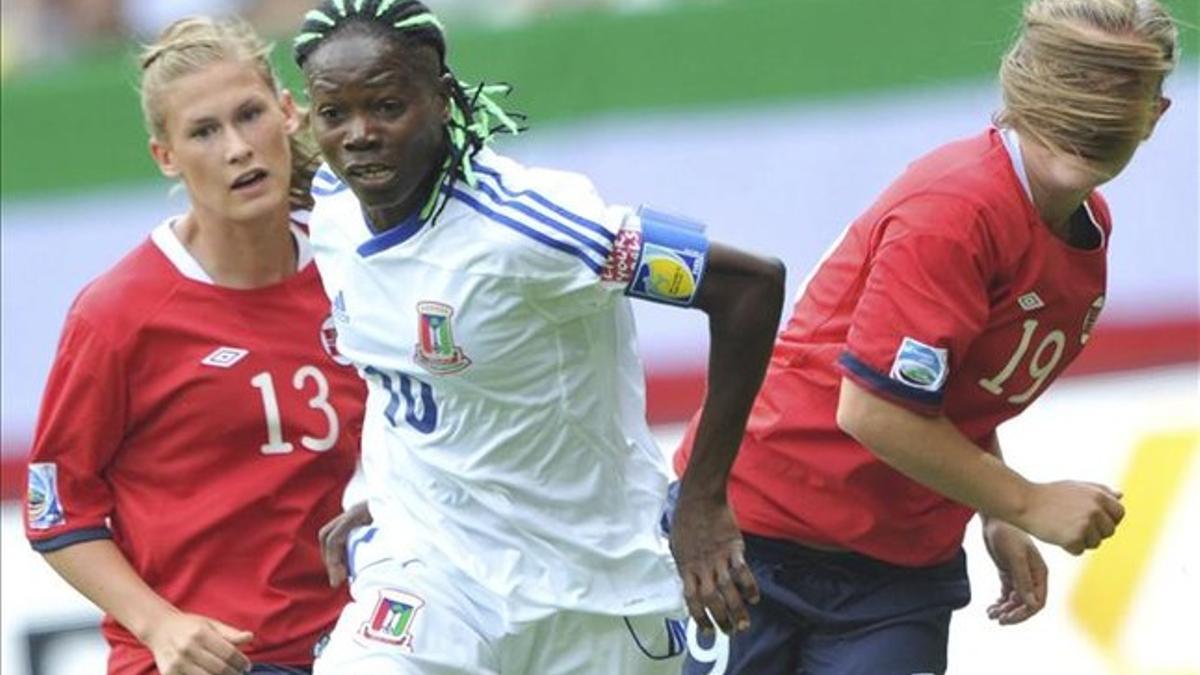 Genoveva Añonma, en un partido con la selección de su país, Guinea Ecuatorial