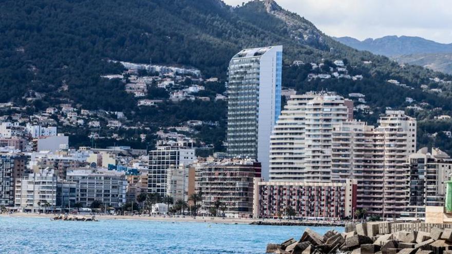 El coloso que ya transforma el «skyline» de Calp