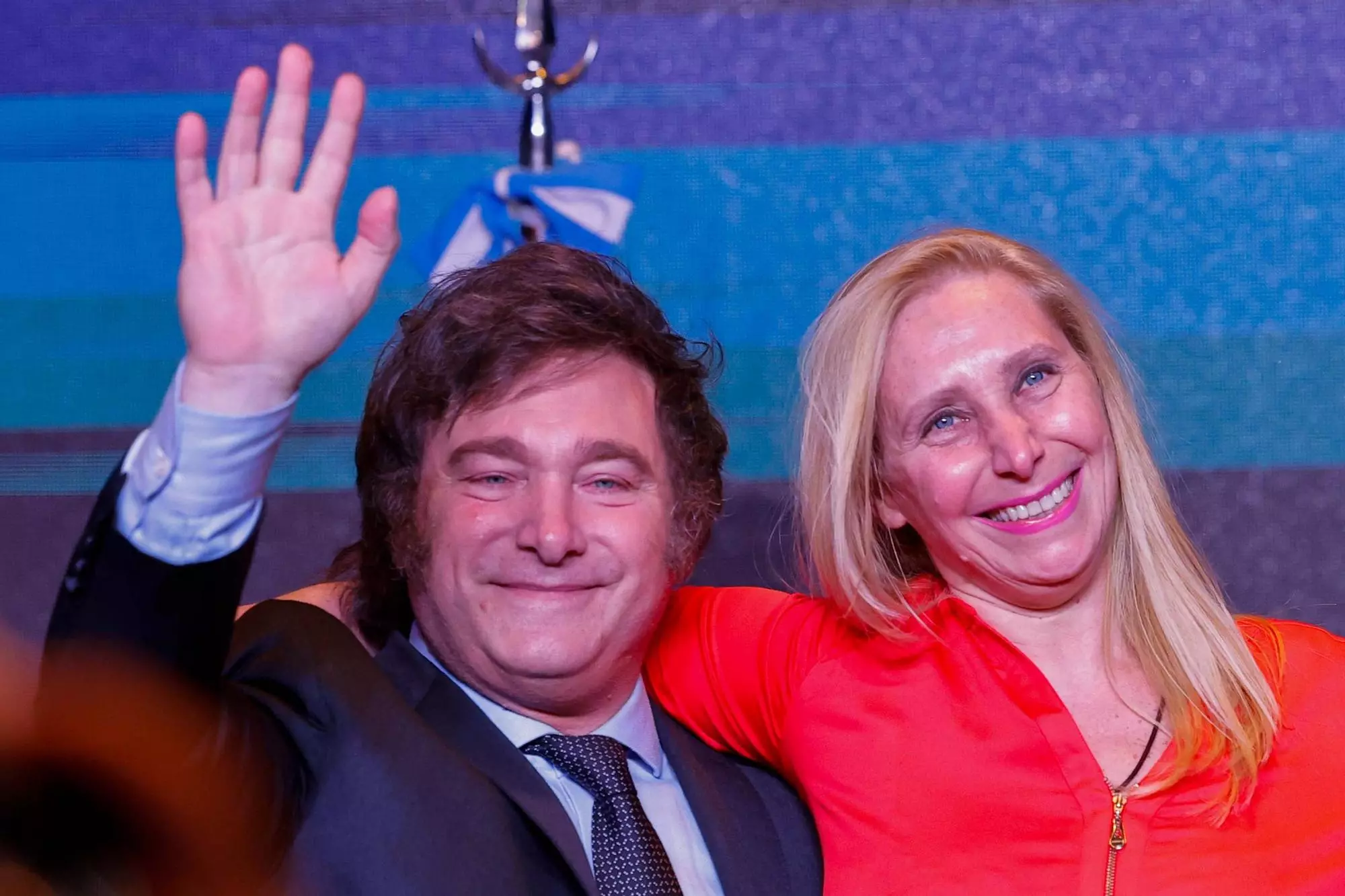 Simpatizantes de Javier Milei celebran en Buenos Aires la victoria en la segunda vuelta de las elecciones presidenciales