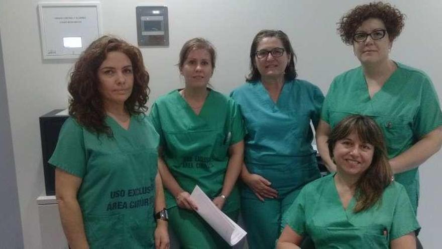 Mogollón, segunda por la izquierda, con el equipo de Enfermería de Hemodinámica. // FdV