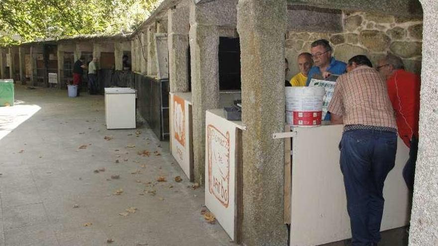 Preparativos de puestos de comida en el tinglado del atrio. // S.A.