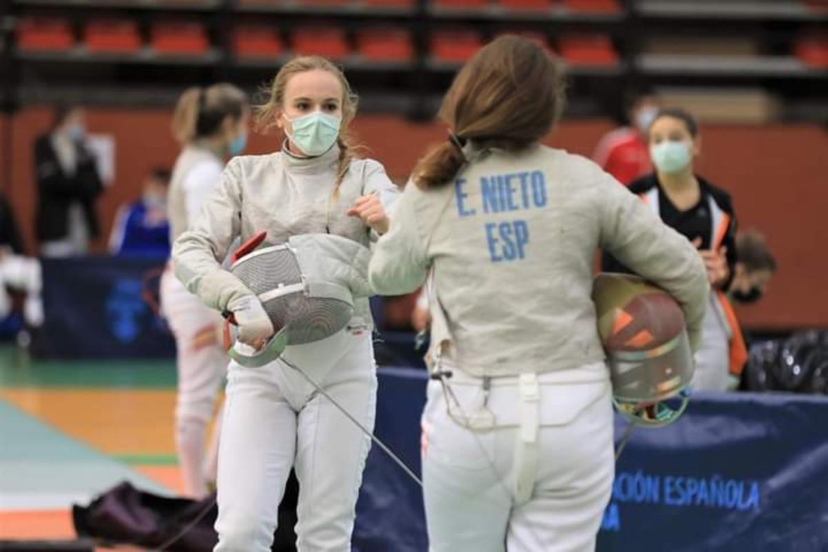 Carla tiene 17 años y Eugenia 15 y ambas sienten pasión por la esgrima.