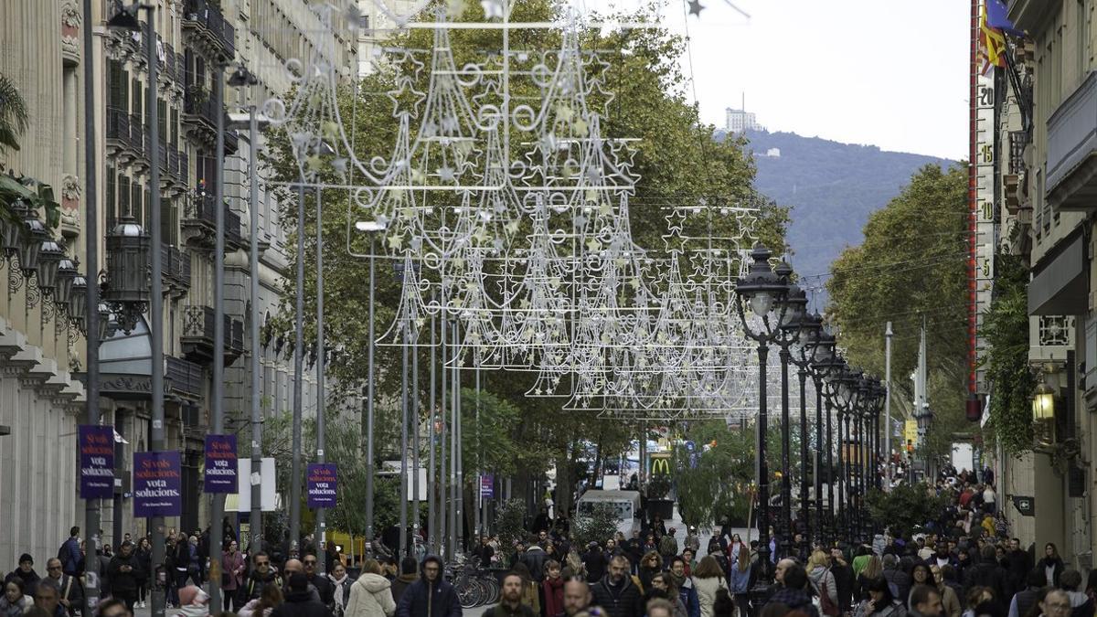 Una calle adornada con diseños de Navidad en Barcelona