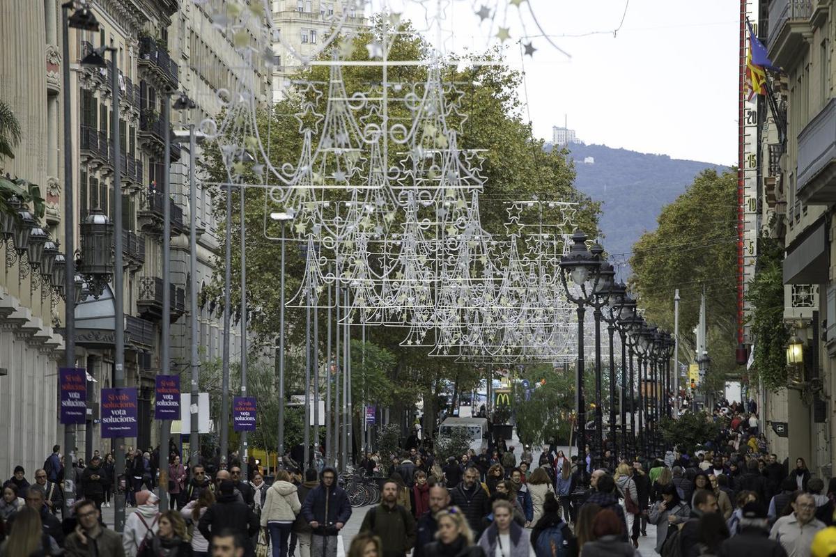 Una calle adornada con diseños de Navidad en Barcelona.