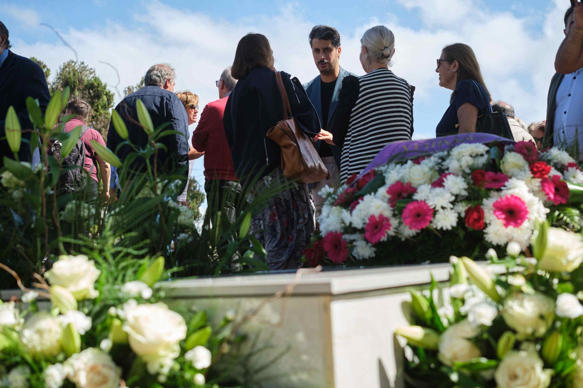 Entierro de los restos recuperados del físico Blas Cabrera Felipe en el cementerio de San Luis, La Laguna