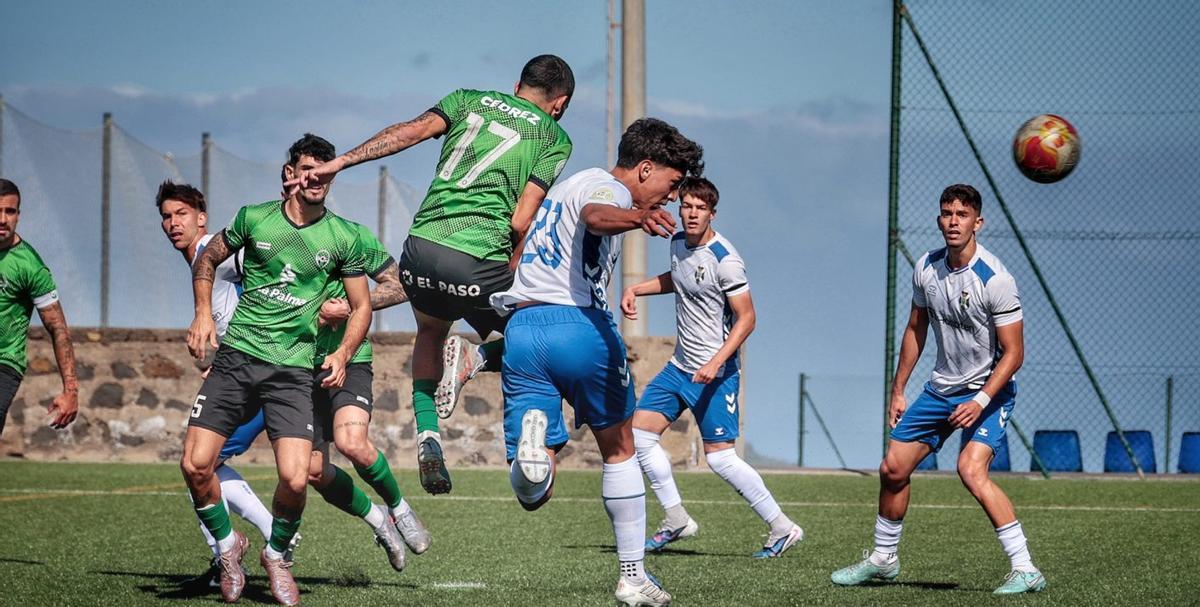 Cedrez choca con Bruno en  una jugada del partido disputado ayer en la Ciudad Deportiva.