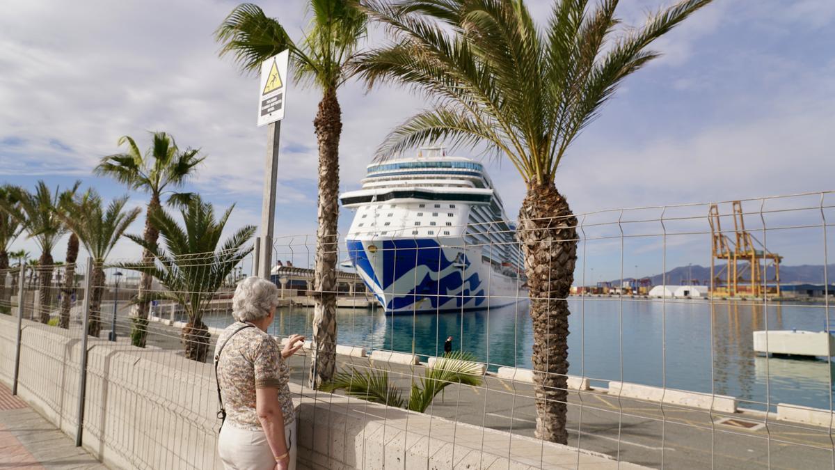 Llegada del Sky Princess, primer crucero que ha llegado al puerto de Málaga, en la nueva temporada de cruceros de la capital