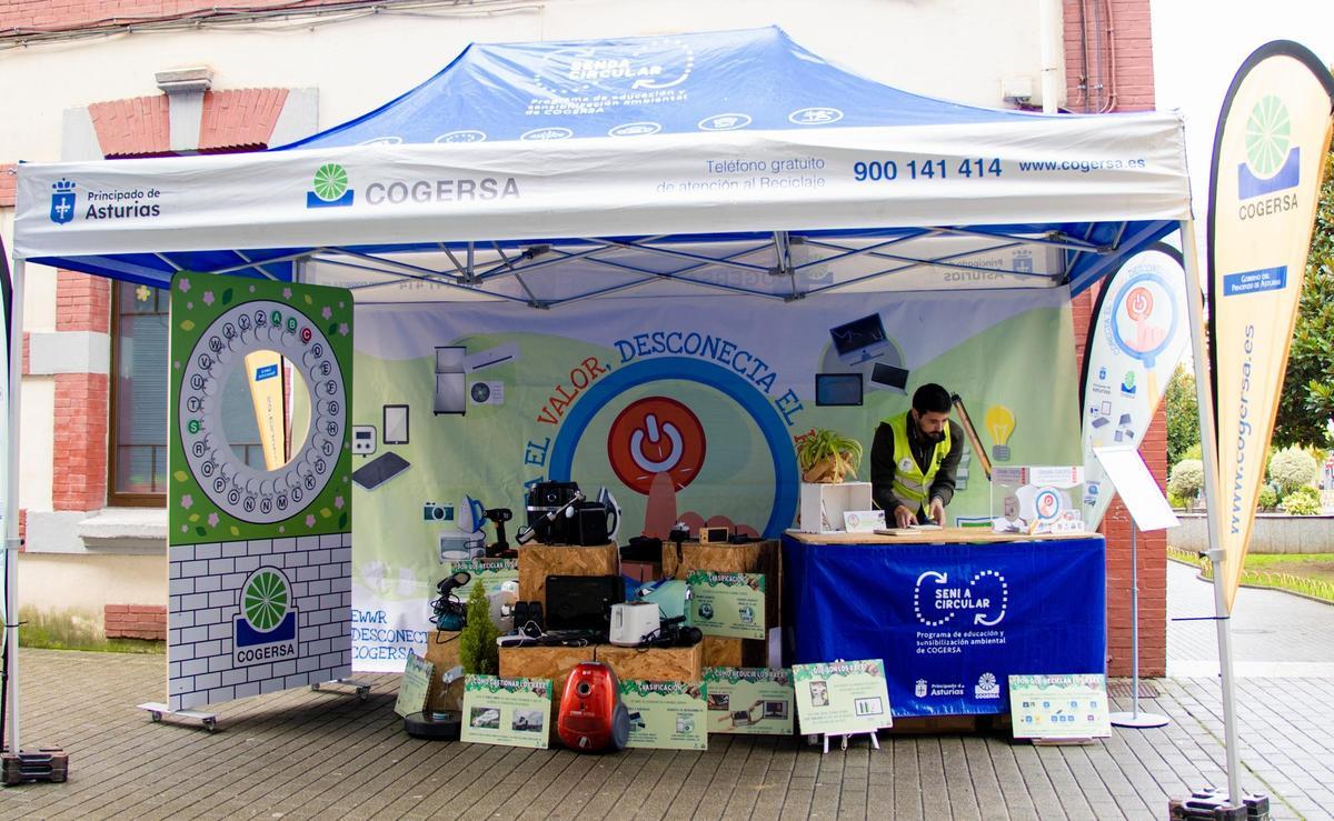 La caravana de Cogersa, con los premios del sorteo, en uno de los puntos de parada del mes de octubre.