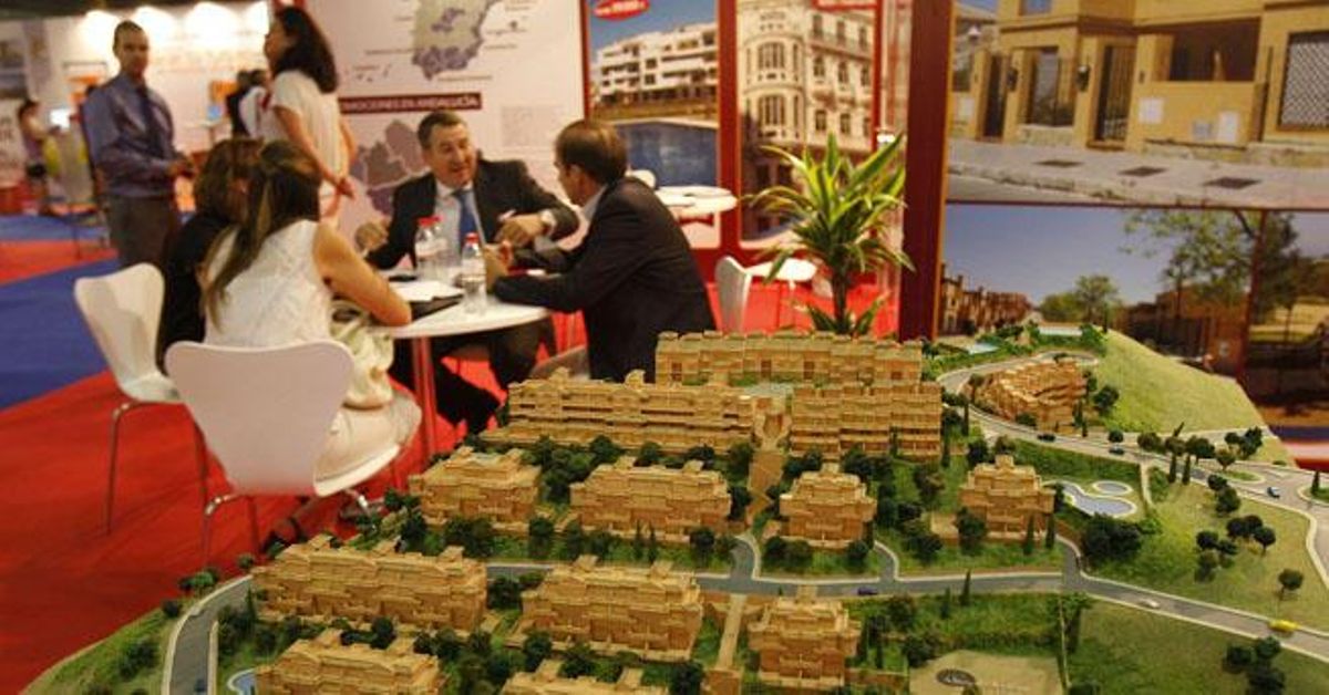 Compradores en una pasada edición del salón inmobiliario Simed de Málaga.