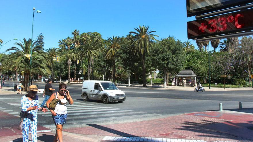 El termómetro de la plaza de la Marina, marcando 33 grados.