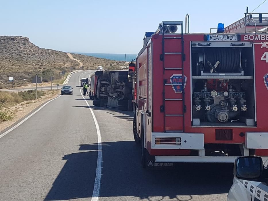 Herido al volcar su camión en Águilas