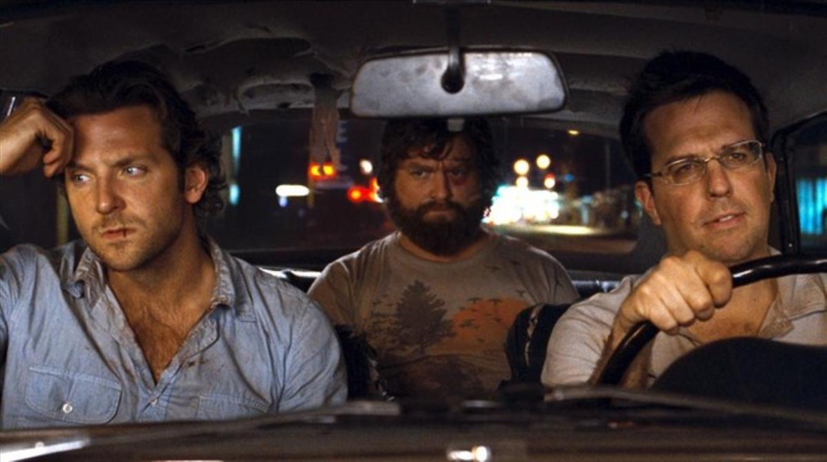 Bradley Cooper, Ed Helms i Zach Galifianakis (darrere, al mig), en una escena de ’Resacón en Las Vegas’. Bradley Cooper, Ed Helms i Zach Galifianakis (darrere, al mig), en una escena de ’Resacón en Las Vegas’.