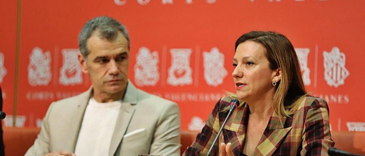 El síndic de Cs, Toni Cantó, y la diputada alicantina María Quiles, ayer en las Cortes.