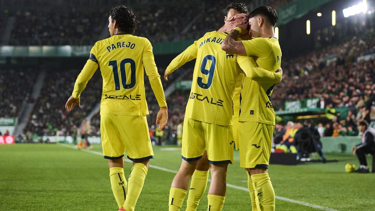 Alberto Moleiro y Mikautadze abrazándose tras el 0-1