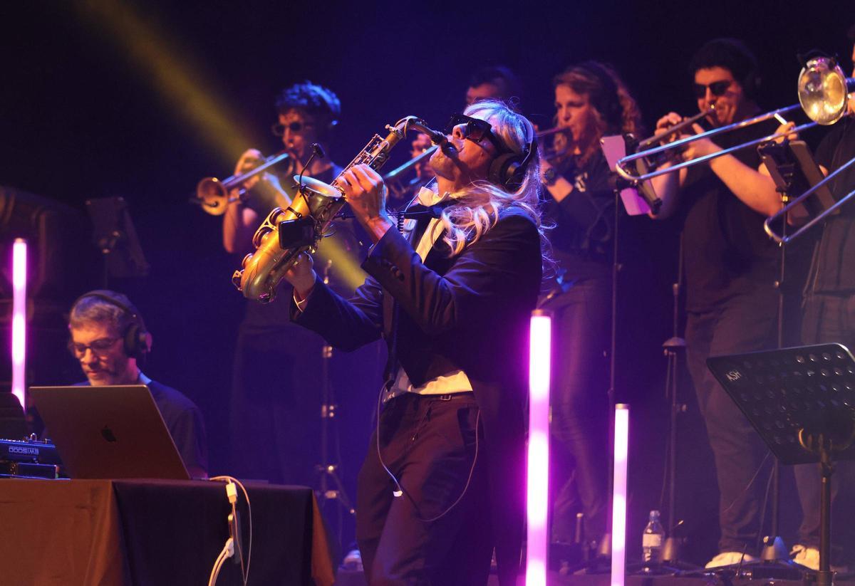 El saxofonista Llibert Fortuny i els músics de la Golden Beat Band van regalar un concert trencador i festiu al teatre Kursaal de Manresa
