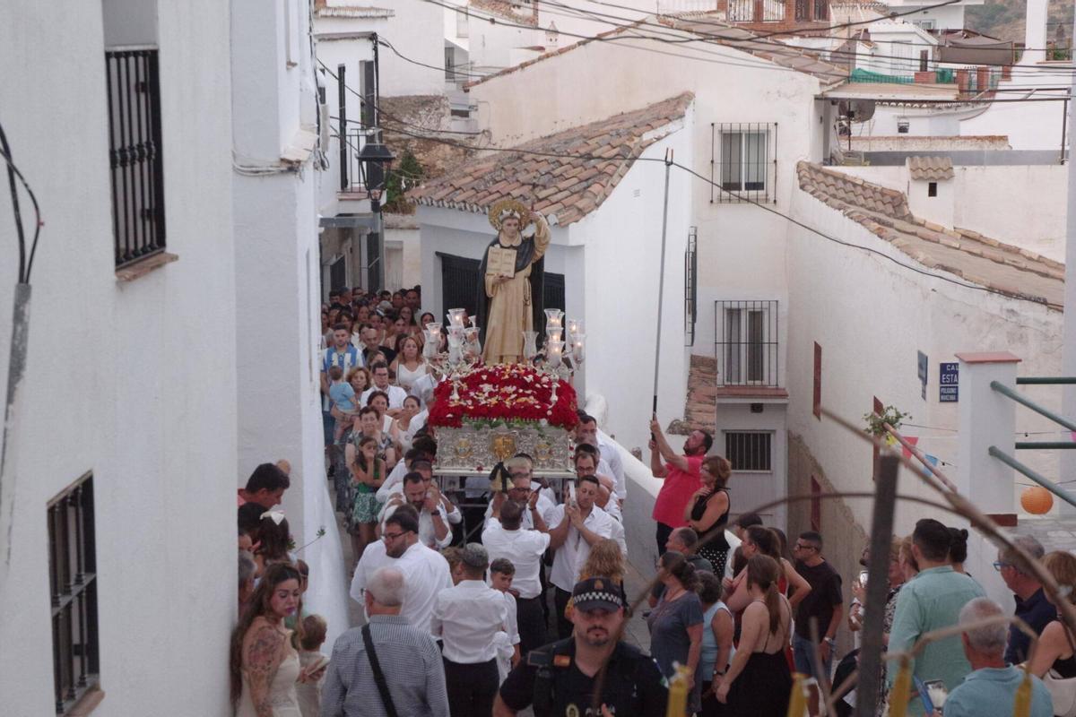 Las calles de Olías vivieron la procesión de San Vicente Ferrer, una cita en la que sus vecinos rindieron culto a su patrón por las estrechas calles del núcleo. Las calles de Olías vivieron la procesión de San Vicente Ferrer, una cita en la que sus vecinos rindieron culto a su patrón por las estrechas calles del núcleo.