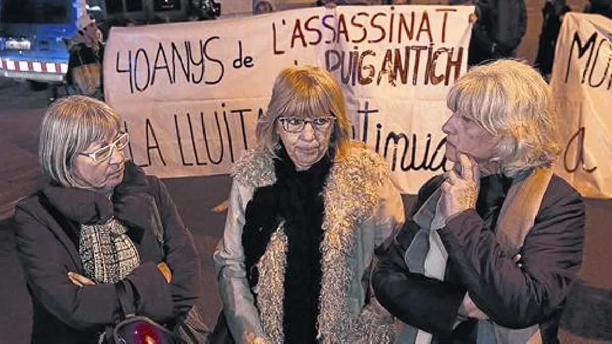 Incansables 8 Montserrat, Carme e Imma, tres de las cuatro hermanas de Puig Antich, en un homenaje el viernes pasado, frente a la Modelo.