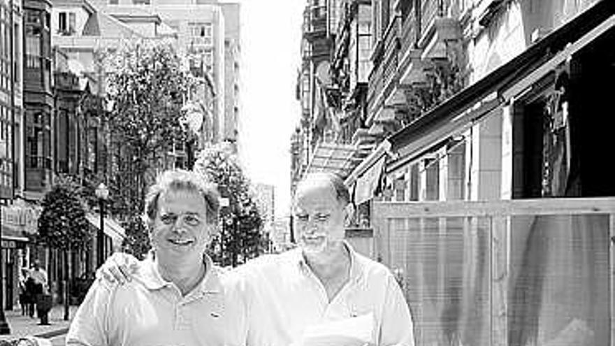 Emilio Noval (a la izquierda) y Luis de Prado, en la calle de San Bernardo.