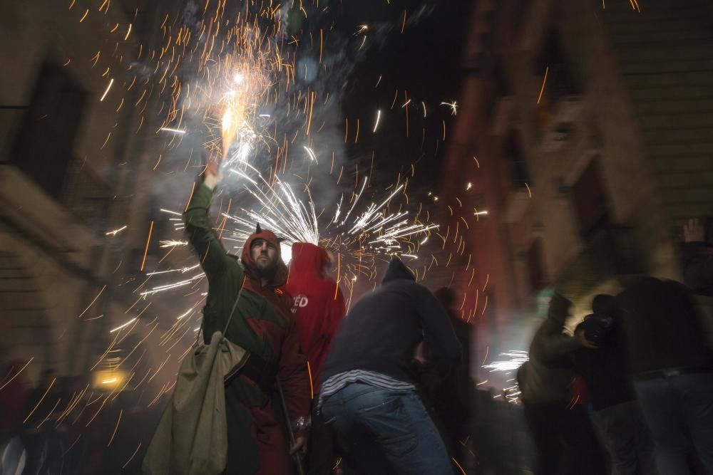 Els Diables omplen de foc i pólvora el Barri Vell