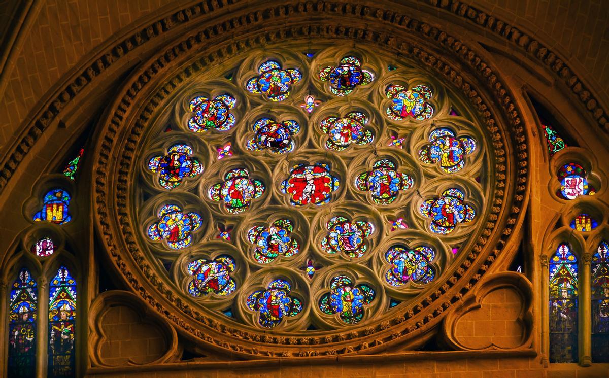 Las vidrieras de la catedral son el reflejo de una arquitectura más luminosa de la época.