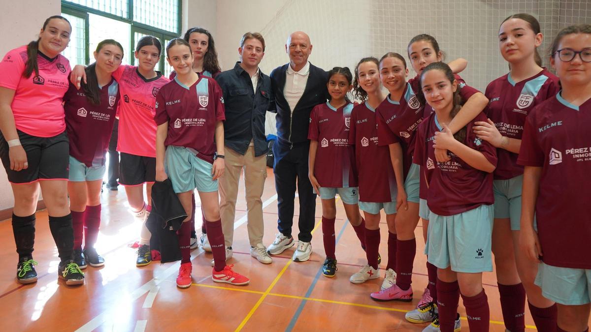 Luciano Herrero y Juan Pérez de Lema junto a uno de los equipo participantes.