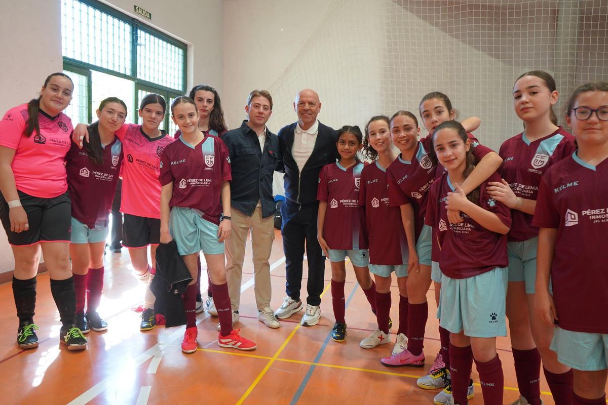 Luciano Herrero y Juan Pérez de Lema junto a uno de los equipo participantes.