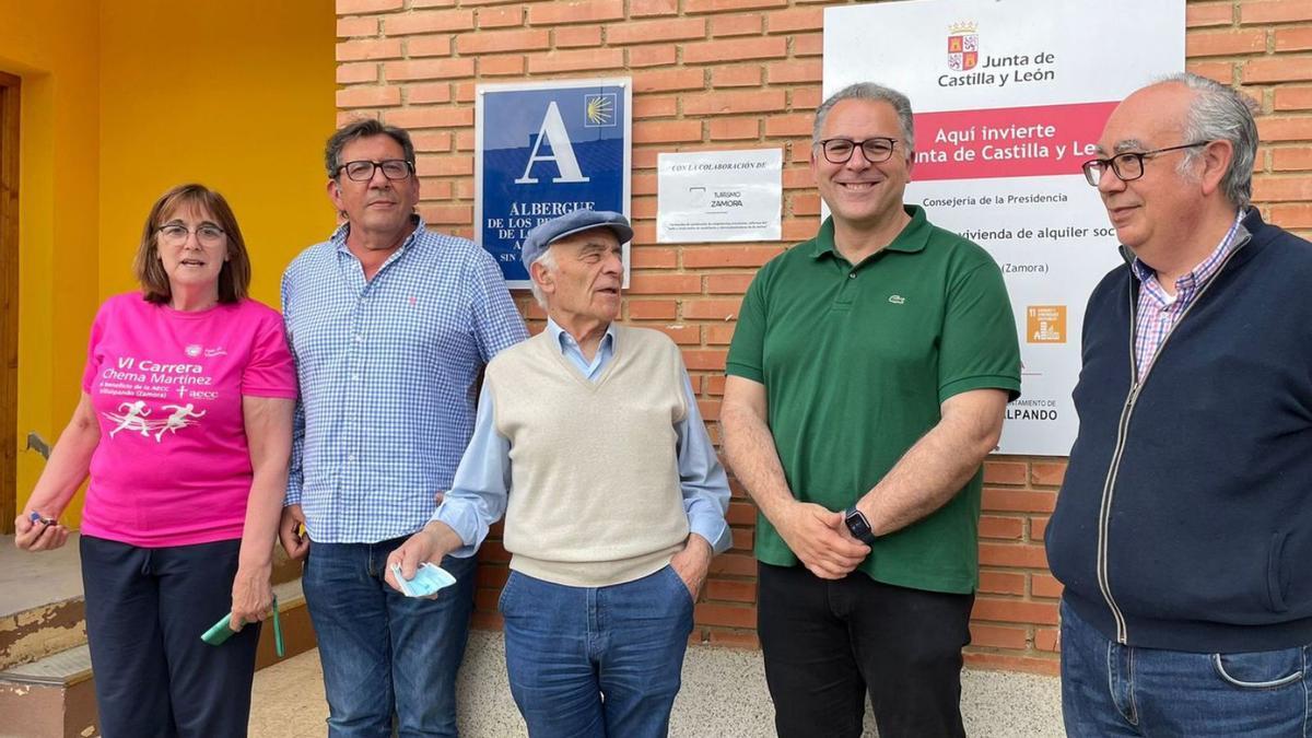 Prada junto al alcalde de Villalpando, Félix González Ares, y miembros de la corporación municipal.| D. Z.