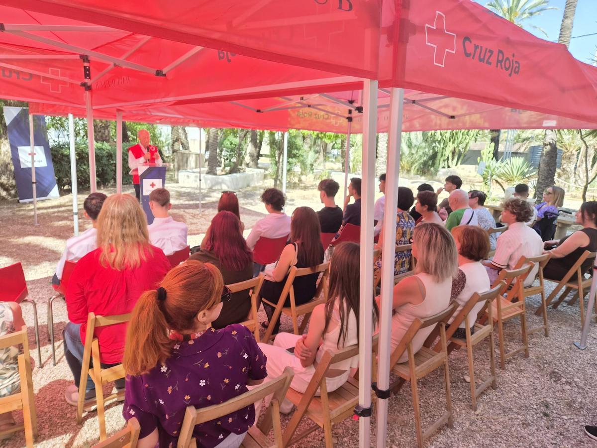 El presidente de la Cruz Roja en Elche, Antonio Ramón Guilabert, destacó el esfuerzo realizado por los jóvenes que han obtenido su título de celador