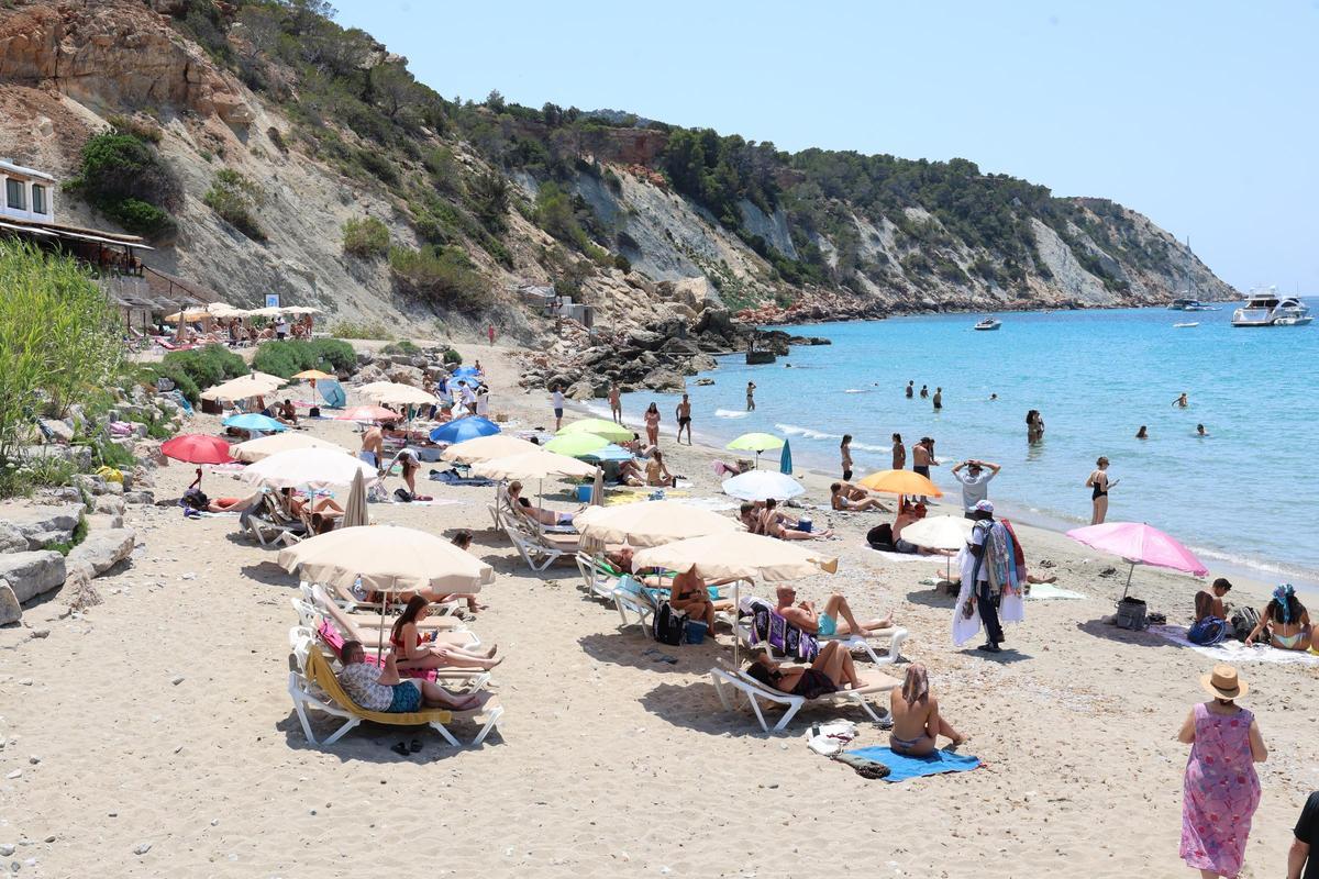 A las 13 horas todavía se podían ver hamacas vacías en Cala d'Hort.
